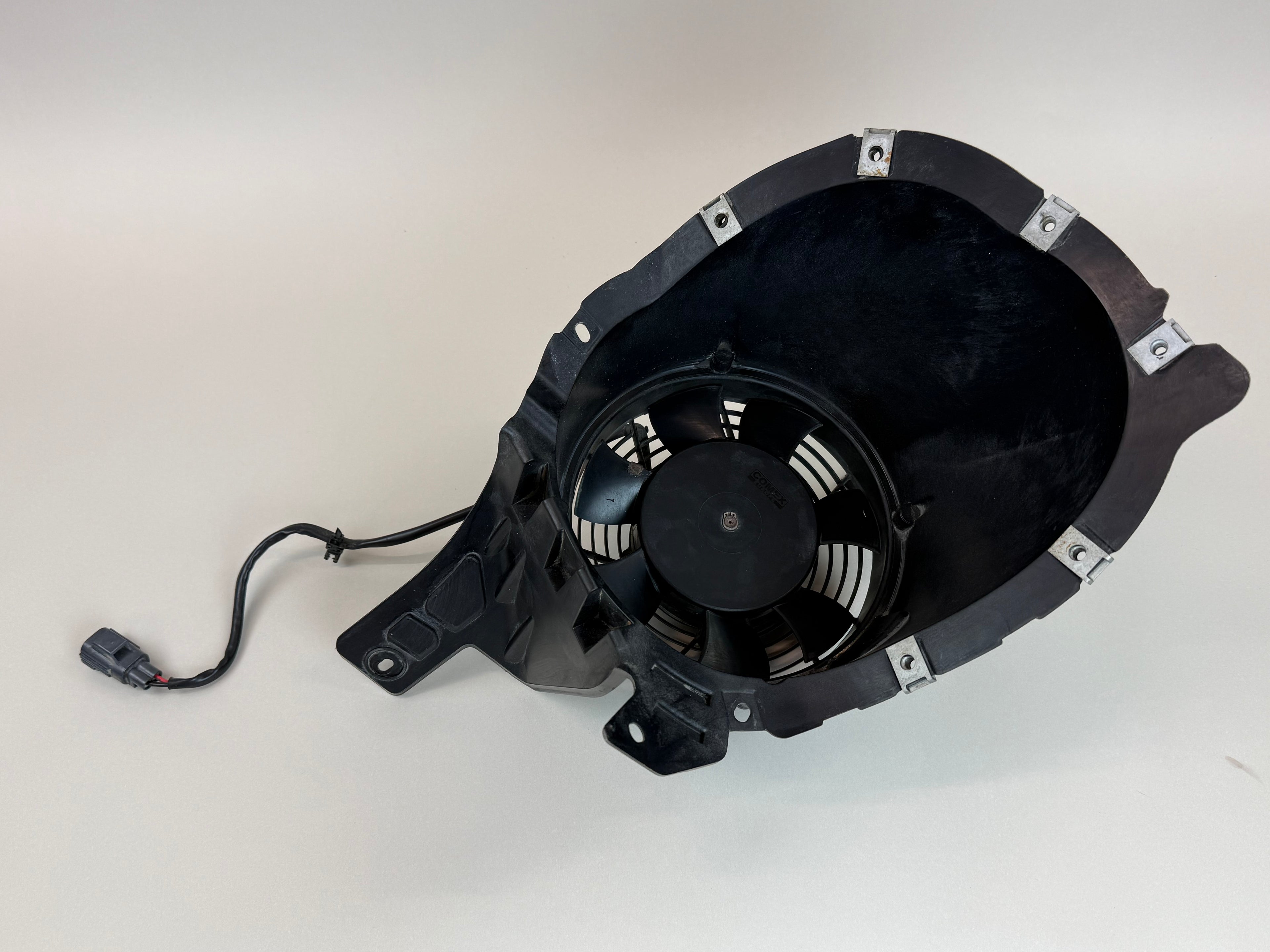 McLaren 540C 570S 570GT 600LT 2016-2021 RH Right Rear Radiator Cooling Fan Shroud Assembly OEM 13L0194CP