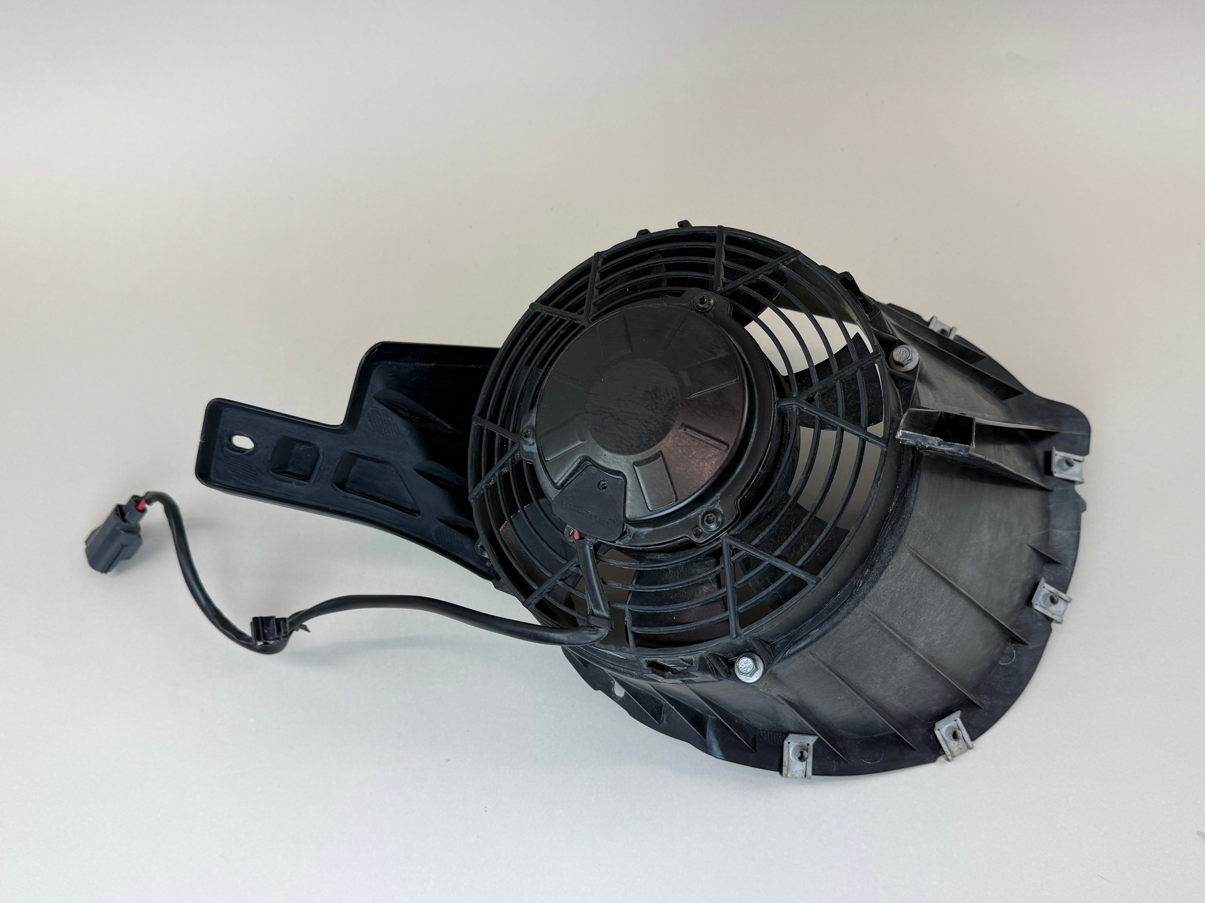 McLaren 540C 570S 570GT 600LT 2016-2021 RH Right Rear Radiator Cooling Fan Shroud Assembly OEM 13L0194CP
