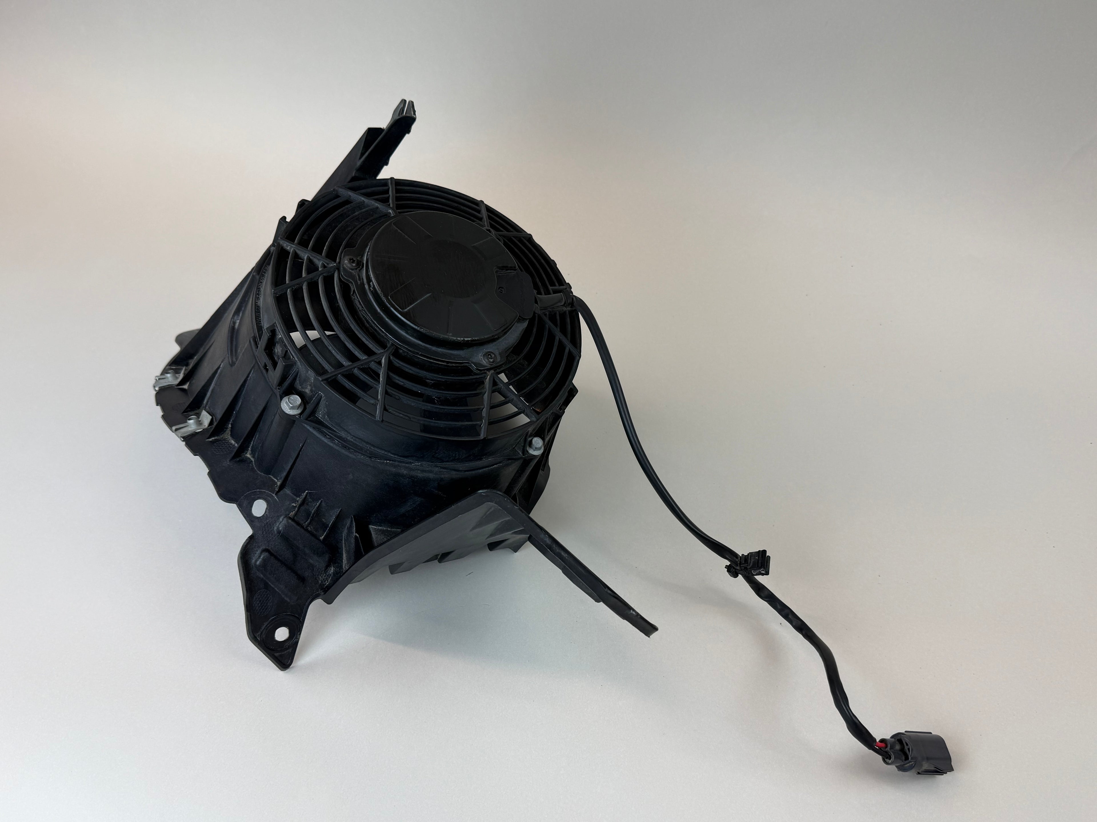 McLaren 540C 570S 570GT 600LT 2016-2021 RH Right Rear Radiator Cooling Fan Shroud Assembly OEM 13L0194CP