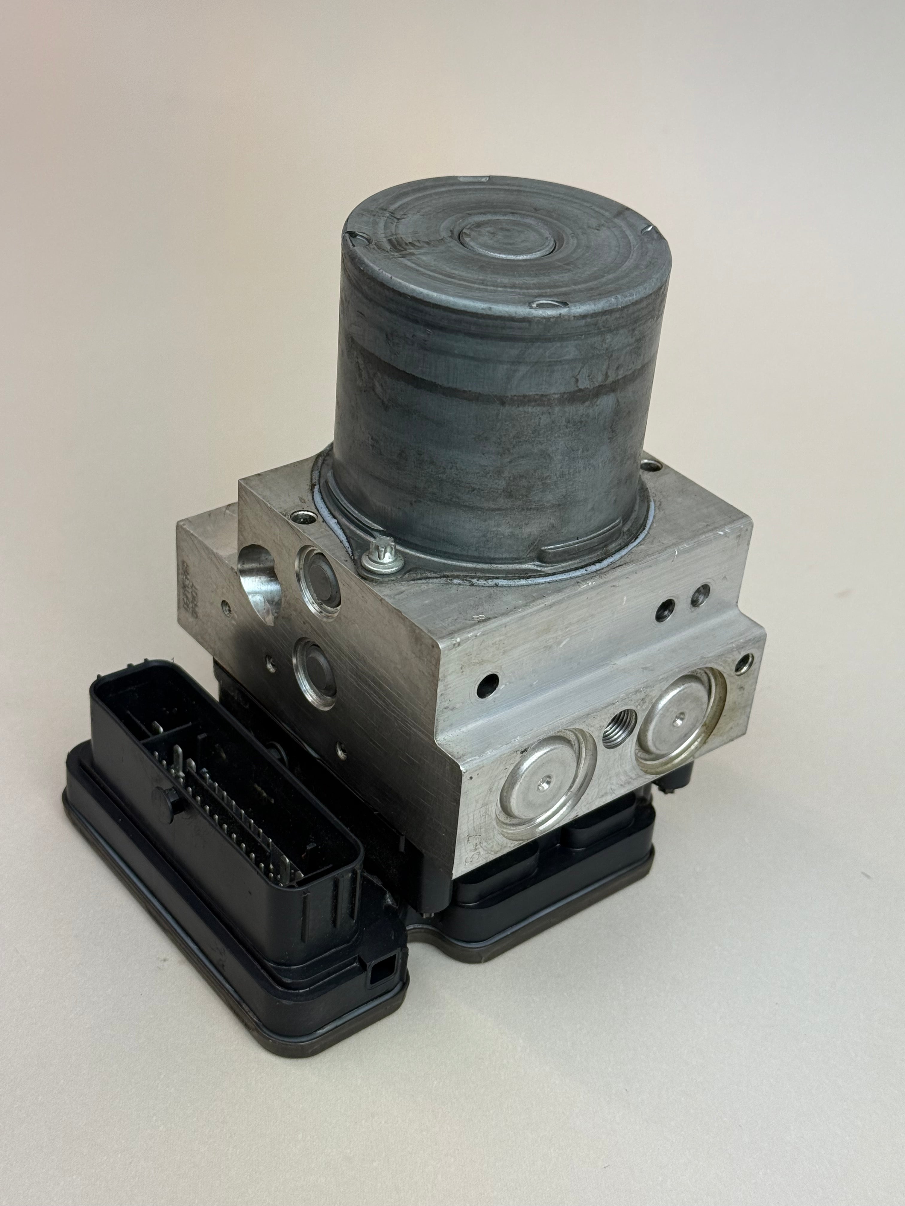 McLaren 570S 540C 570GT ABS Brake Control Module Pump Assembly 13C0144CP.01 Bosch 0265954390