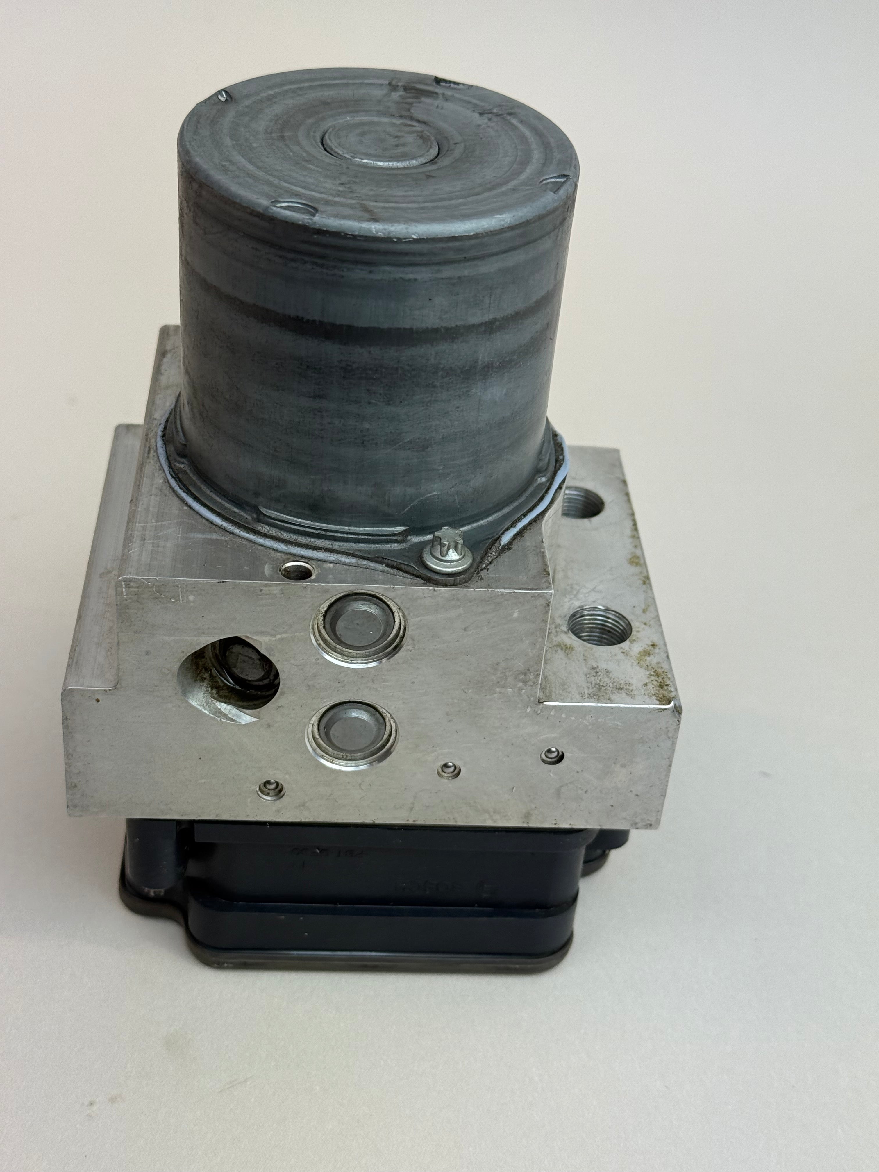 McLaren 570S 540C 570GT ABS Brake Control Module Pump Assembly 13C0144CP.01 Bosch 0265954390